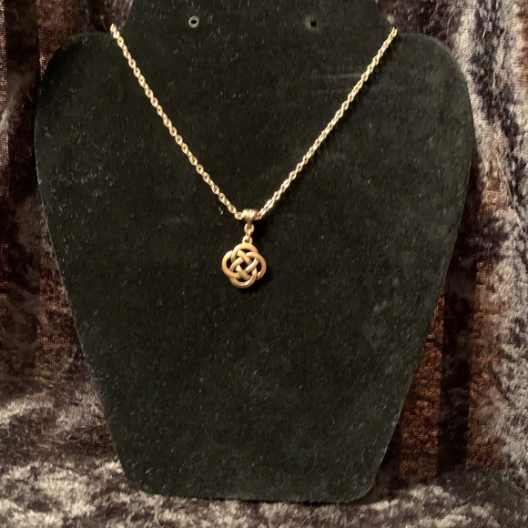 Beautiful Celtic Knot Necklace: New, never worn. - Picture 4 of 6